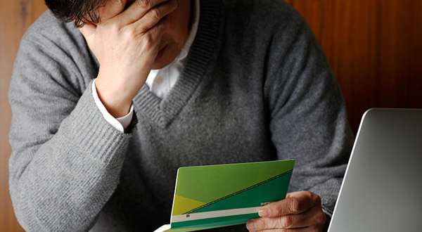 時効の援用をするデメリット 悩む男性