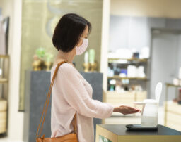 マスクを着けずに外出する人々！入店拒否は許される!？