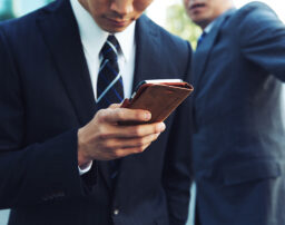 全国初の「歩きスマホ規制条例」どんな罰則があるの？