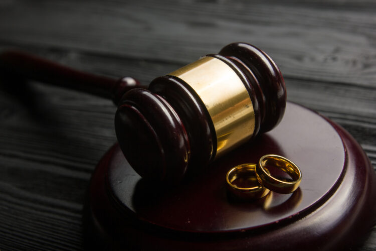 裁判離婚とは？特徴や注意点、費用について弁護士が解説