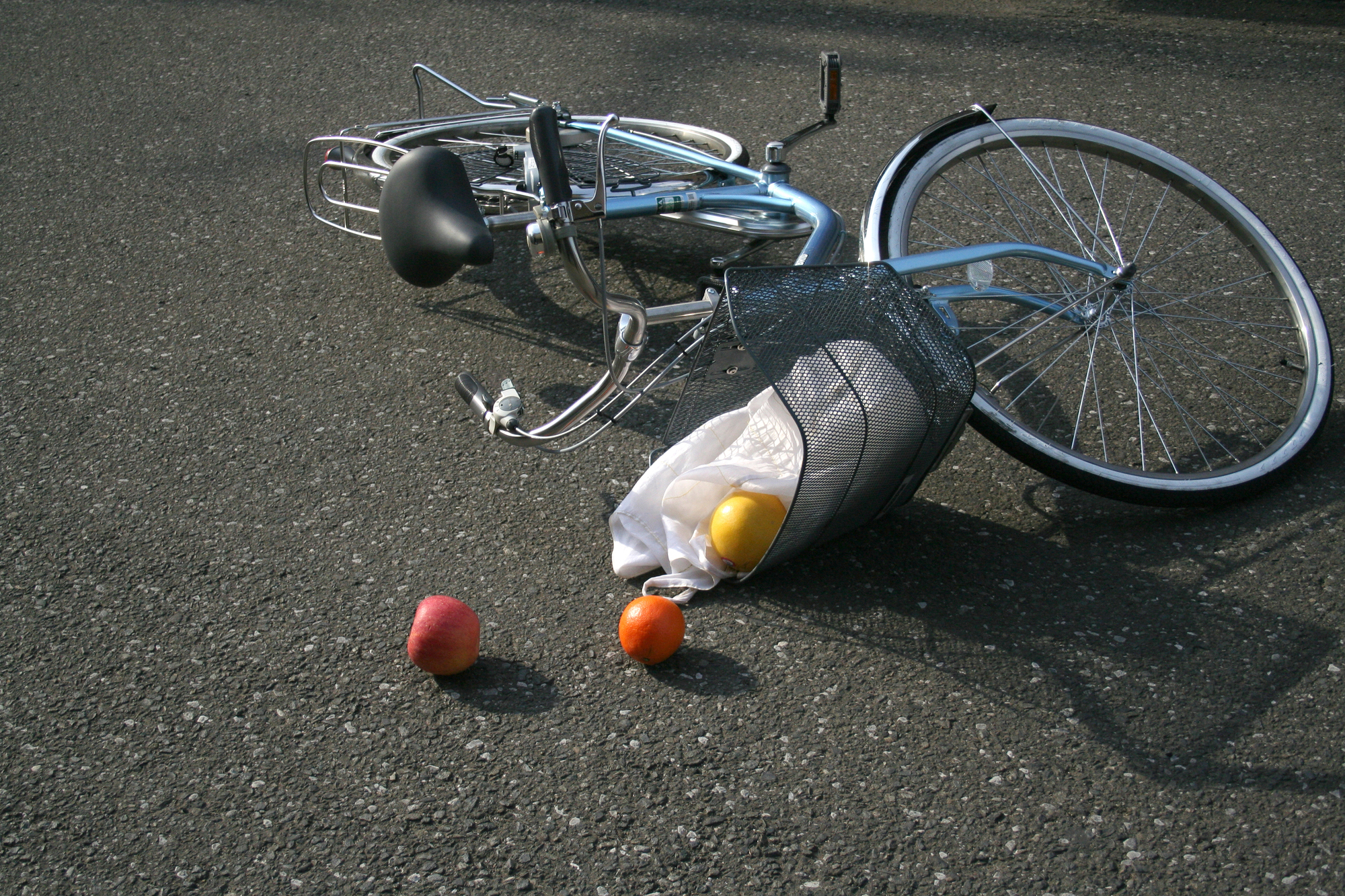 自転車 右手を出してきた