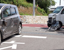 レンタカー事故を起こしたらどうする？必要な手続きと保険について解説