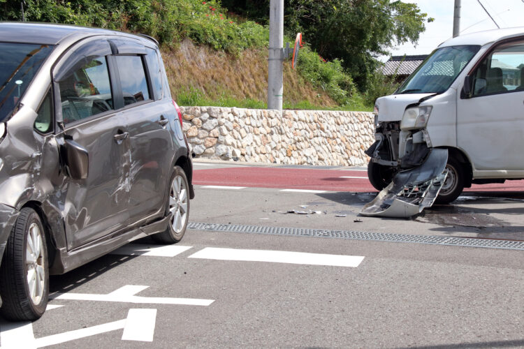 レンタカー事故を起こしたらどうする？必要な手続きと保険について解説