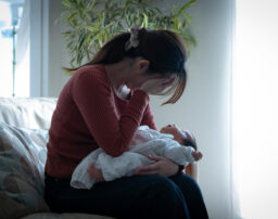産後クライシスの症状や原因とは？対処法についても解説