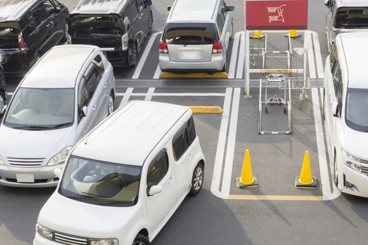 駐車場での事故は警察に届け出るべき 事故の対処法や過失割合についても解説 リーガライフラボ