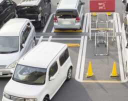 駐車場での事故は警察に届け出るべき？事故の対処法や過失割合についても解説