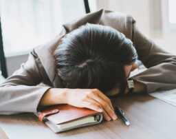 過労による労災申請をしたい！認定要件や手続きの方法を解説