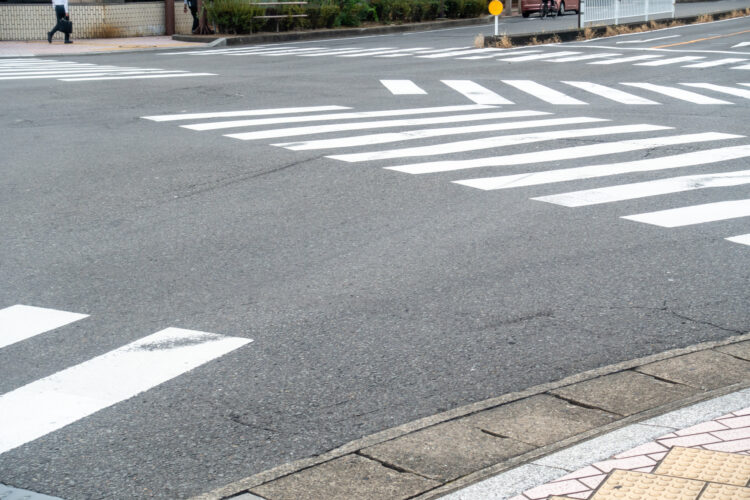 【弁護士が解説】片方が優先道路の交差点で起きた事故の過失割合は？