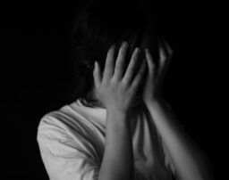 不倫の慰謝料が支払われない！相手の給料を差押えできる？