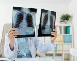 アスベスト肺がんの労災認定・訴訟による救済について解説