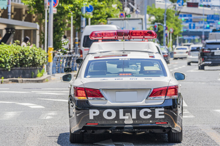 パトカーに追跡されている車と交通事故！警察に責任は問えないの？