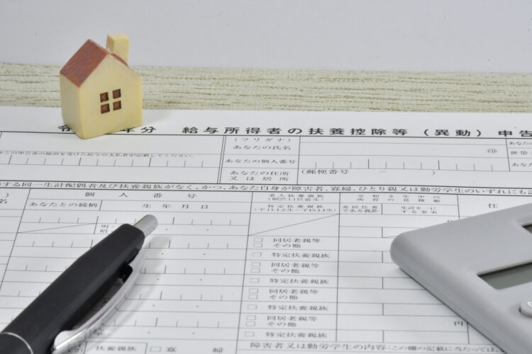 年末調整と確定申告は両方やるの?違いや必要な10個のケースを解説