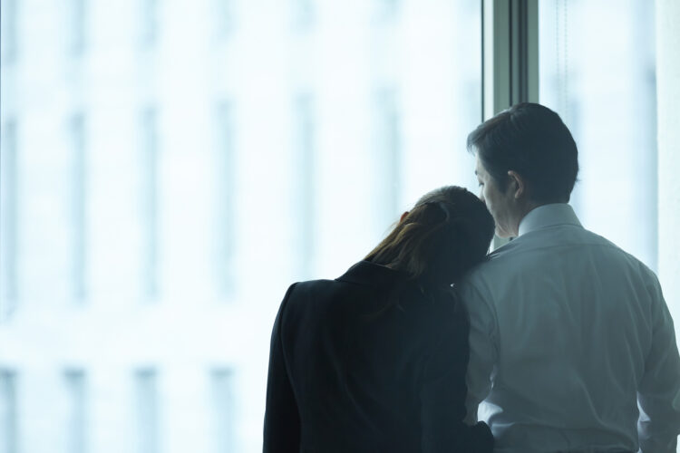社内不倫がバレた！リスクや発覚後の対処法について解説