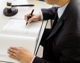 弁護士に不倫の慰謝料請求を頼むと裁判になる？アディーレ弁護士が回答
