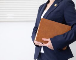 慰謝料は男が払うもの？妻に不倫されたら、誰に慰謝料を請求できる？