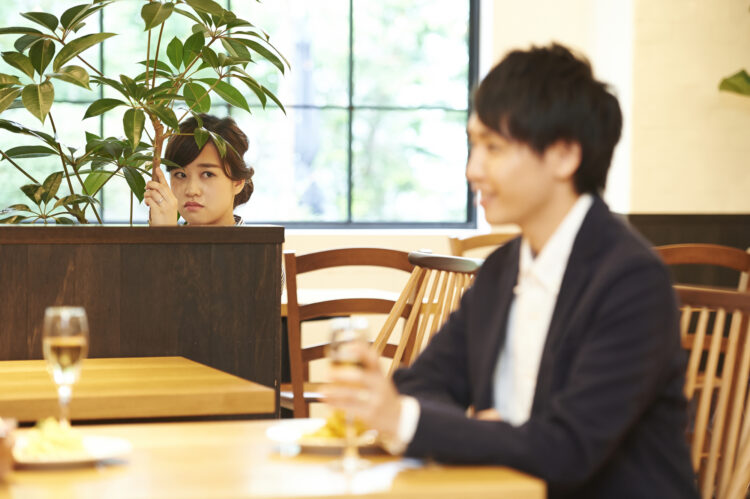 不倫相手の身元は自分で調査・特定できる？方法やリスク、対処法を紹介