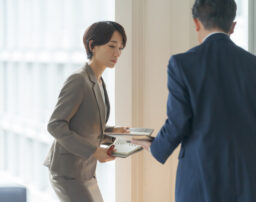 社内不倫が会社にバレたときのリスクと慰謝料請求された場合の対処法