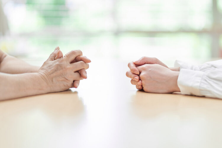 疎遠な親の相続問題の対処法（前編）｜死亡連絡から初期対応、選択肢の提示まで
