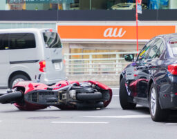 接触なし！後方でバイクが転倒｜車の運転者の責任が問われる？