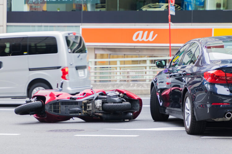 接触なし！後方でバイクが転倒｜車の運転者の責任が問われる？
