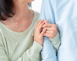 事実婚の特徴とは？法律婚との違いや必要な手続きについても解説