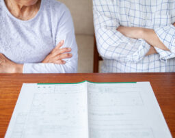熟年離婚をする夫婦の特徴や原因とは？離婚の準備と手続きについても解説