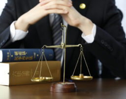 アスベスト（石綿）訴訟って自分でできる？弁護士に頼むメリット・デメリット