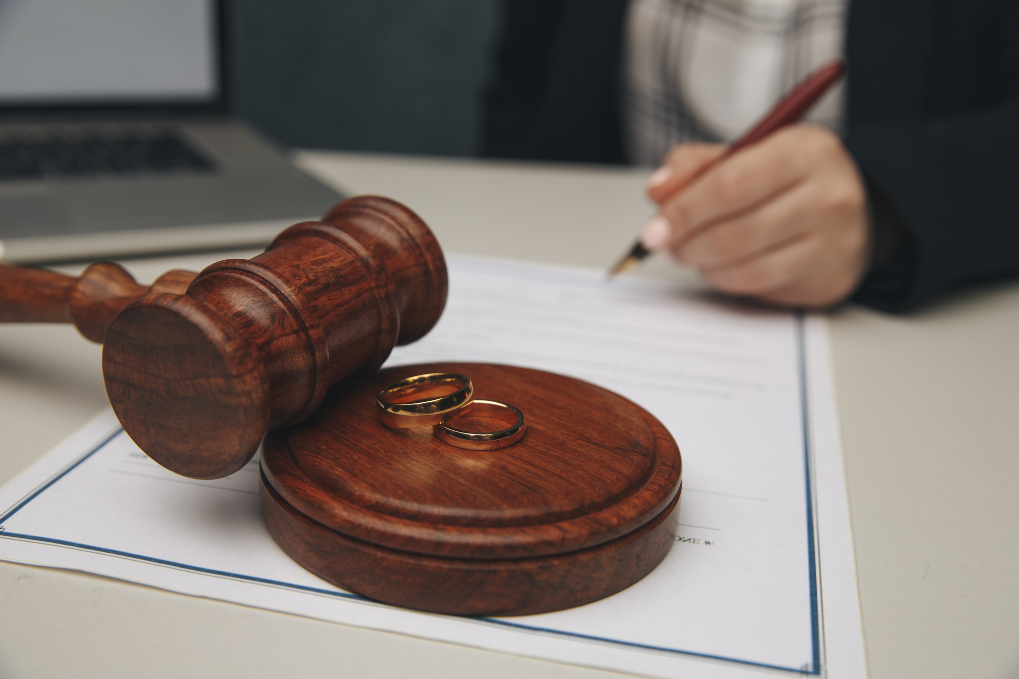 不倫は犯罪？犯罪になるケースや気づいた後にとるべき対処法を解説 | リーガライフラボ