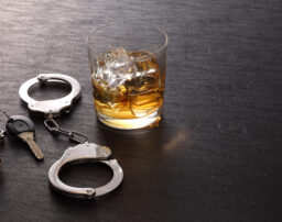 飲酒運転の罰金とは？罰則や自動車保険の補償についても解説
