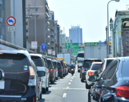 玉突き事故の責任は誰が負う？過失割合や賠償金も弁護士が詳しく解説