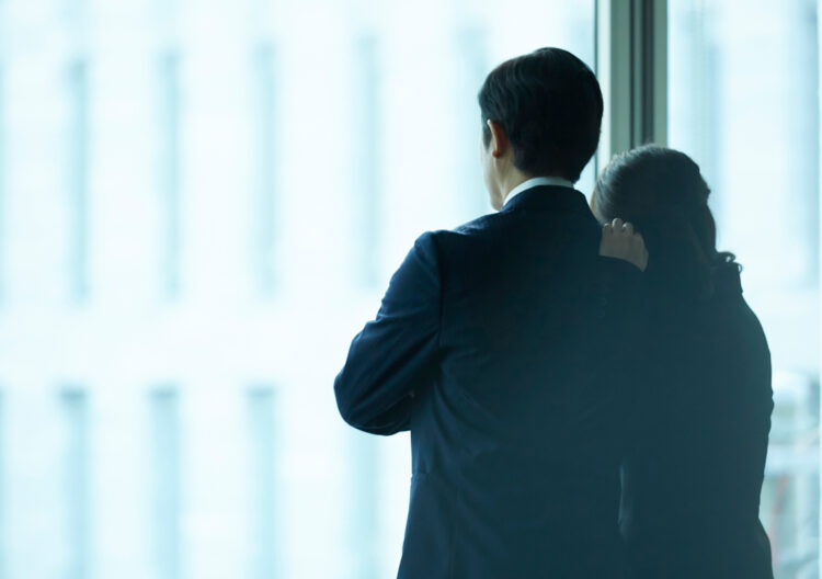 既婚者の男性を本気で好きになったら？本気の不倫の特徴やリスクを解説