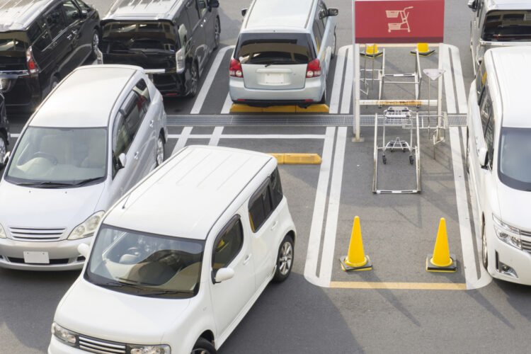 駐車場での事故は警察に届け出るべき?事故の対処法や過失割合についても解説
