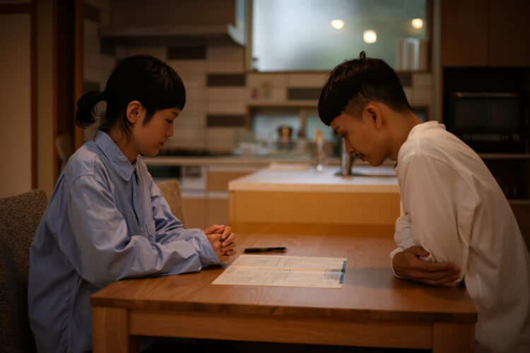 離婚届の証人は誰でもいいの？頼める人がいない時は？