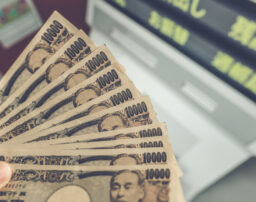 借金200万円をどう返す？自力返済と「任意整理」のシミュレーション