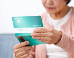 子どもの借金は親が立て替えすべき？贈与税が発生する可能性も解説 