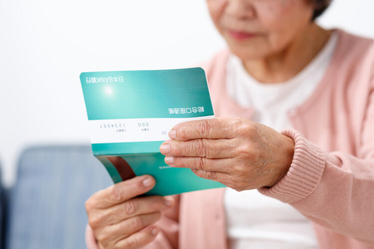 子どもの借金は親が立て替えすべき？贈与税が発生する可能性も解説 