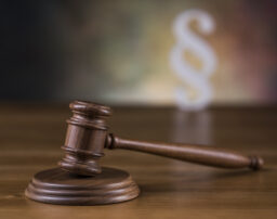 自己破産するとどうなる？メリットやよくある誤解についてアディーレの弁護士が解説
