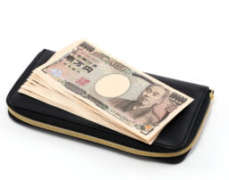 手渡しの給料も差し押さえの対象？借金・税金の滞納における注意点
