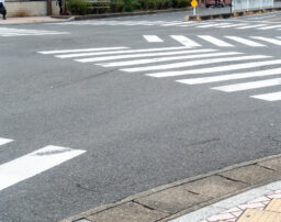 【弁護士が解説】片方が優先道路の交差点で起きた事故の過失割合は？