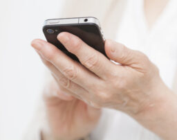 携帯電話の料金を滞納したら財産が差押え？支払えないときの解決策とは