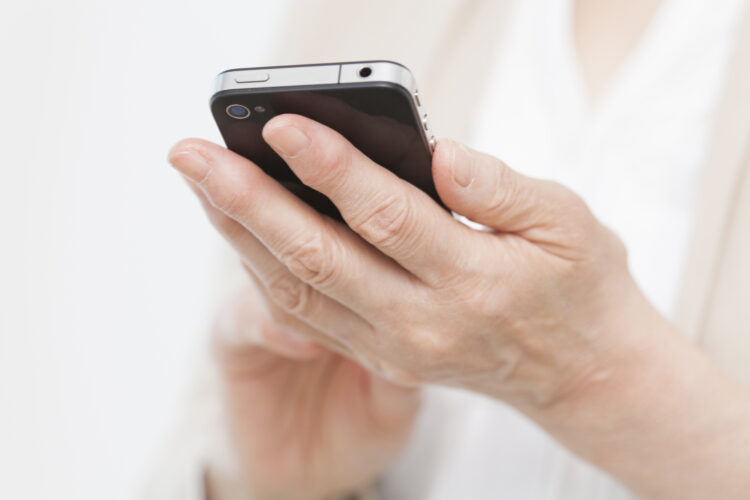 携帯電話の料金を滞納したら財産が差押え？支払えないときの解決策とは