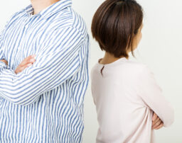 離婚慰謝料を請求する流れ｜話し合いから調停、裁判まで