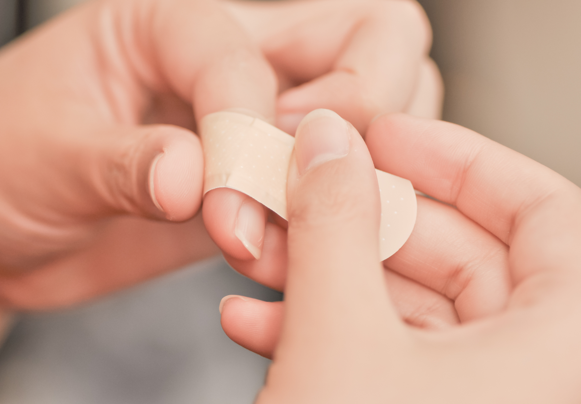 ちょっとした怪我でも労災補償は受けられる？状況別解説 | リーガライフラボ