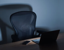 残業代請求をアディーレの弁護士に依頼すると、かかる費用はいくら？