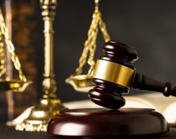 離婚裁判にかかる費用はどちらが払うのか？手持ちがない場合の対処法も解説