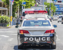 パトカーに追跡されている車と交通事故！警察に責任は問えないの？