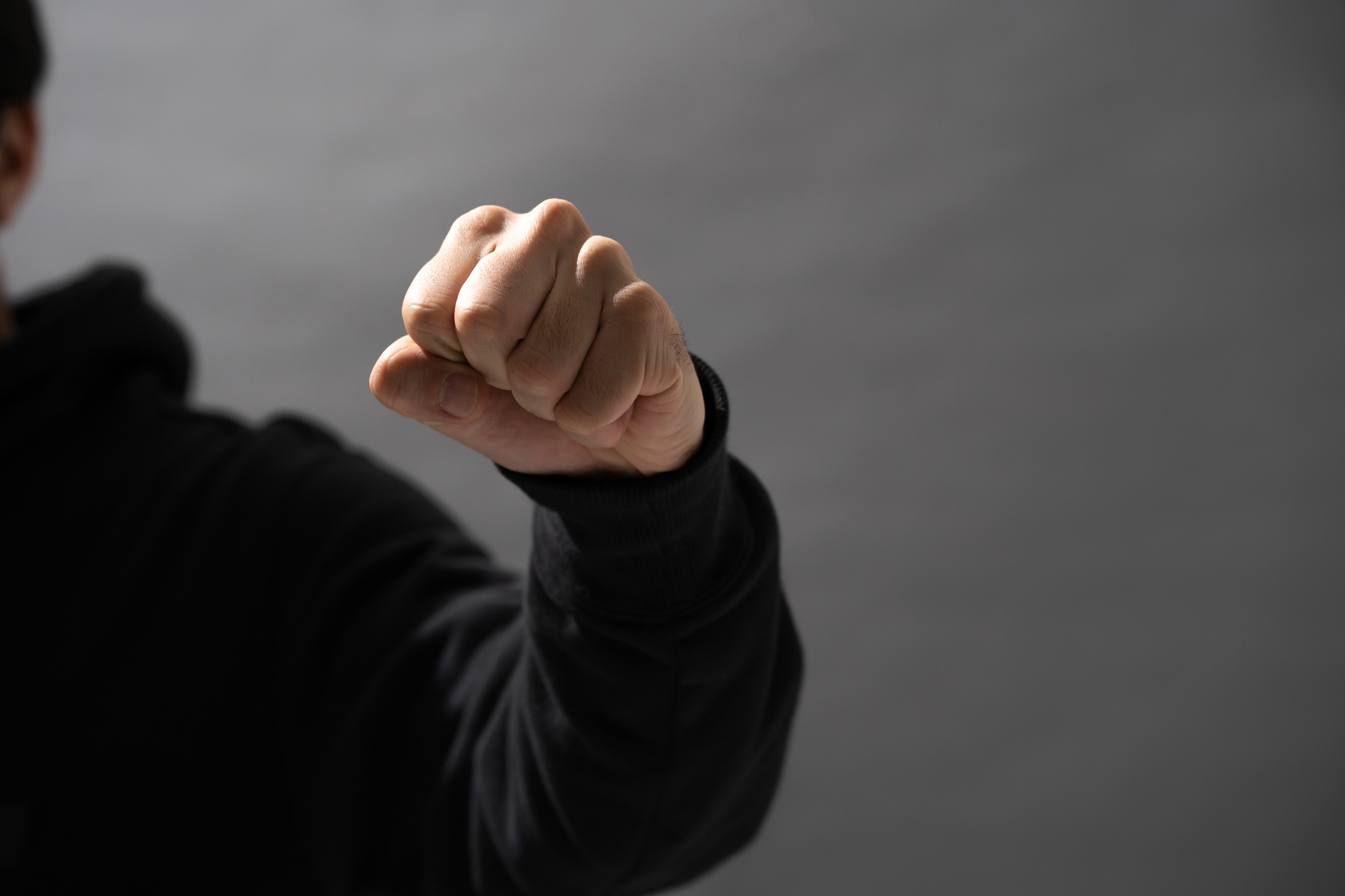 暴行罪と傷害罪って何が違う?成立条件や刑罰について解りやすく解説 | リーガライフラボ