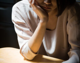 借金返済に悩むあなたへ。2つの解決策をアディーレの弁護士が解説