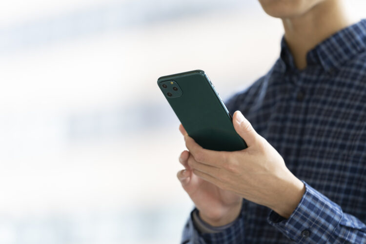GPS(位置情報)アプリは浮気調査に使える?4つのリスクも弁護士が紹介
