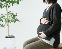 【弁護士監修】夫以外の子を妊娠したら、法律上だれが父親になる？